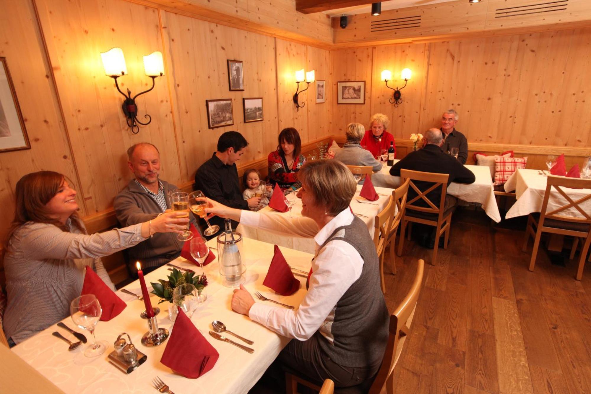 Gasthof-Pension Brauner Hirsch In Alfeld - Mittelfranken Kültér fotó